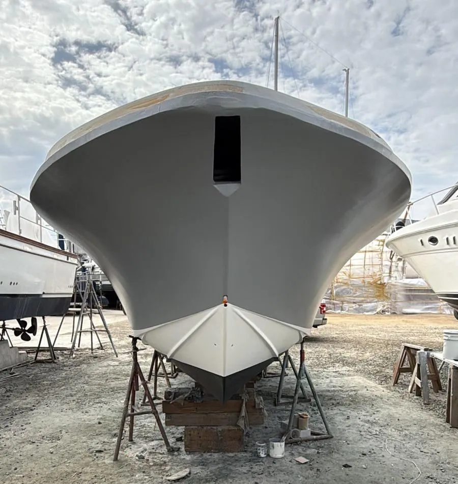 1986 Contender 26ft motor yacht for sale, bow view